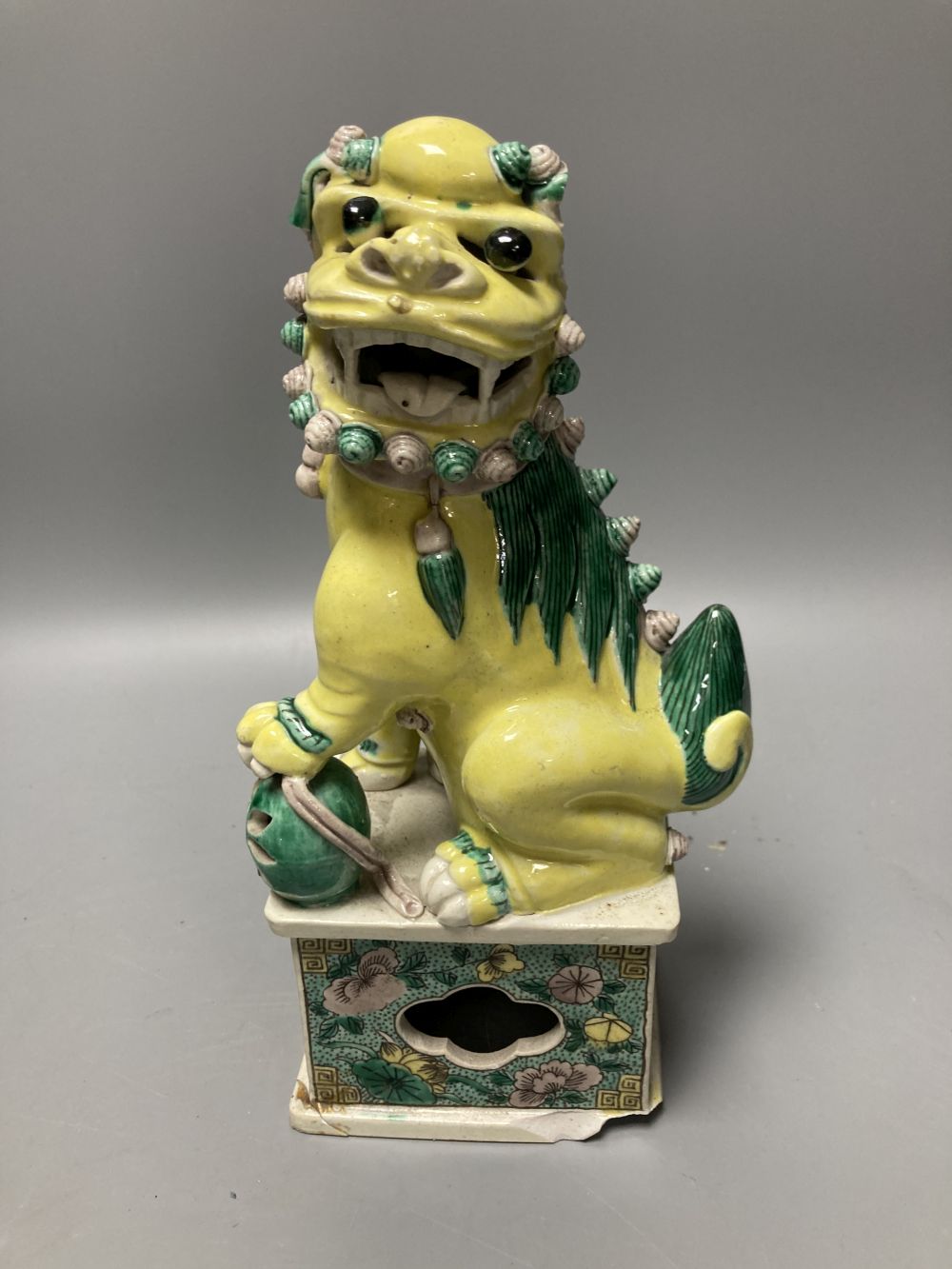 A pair of Chinese famille verte figures of Buddhist lions, Qing dynasty, 24.5cm